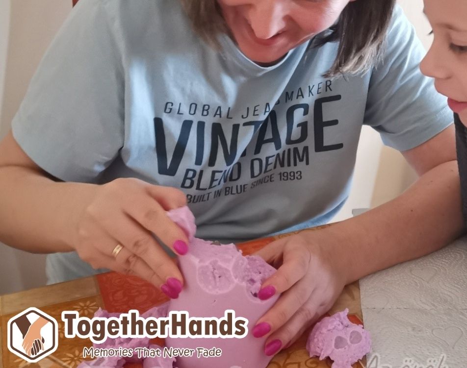 Acesta este modul în care a fost realizată statueta cu mâna lui Katalin