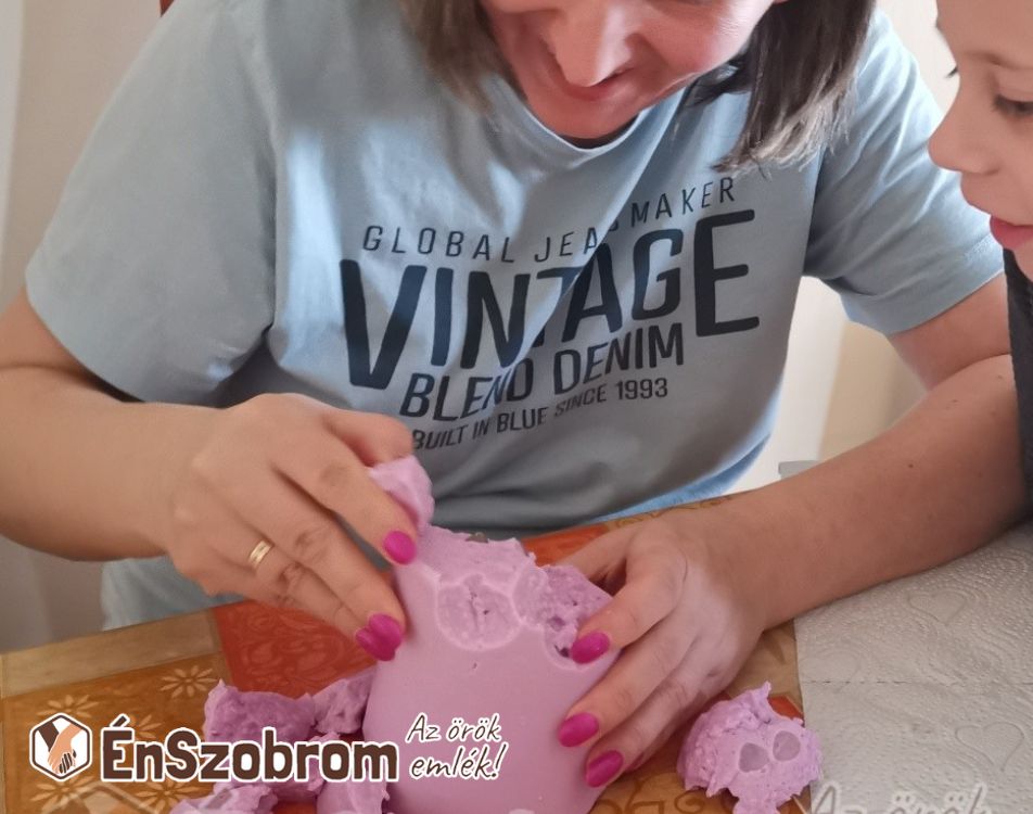 Így készült Katalinék kézszobra